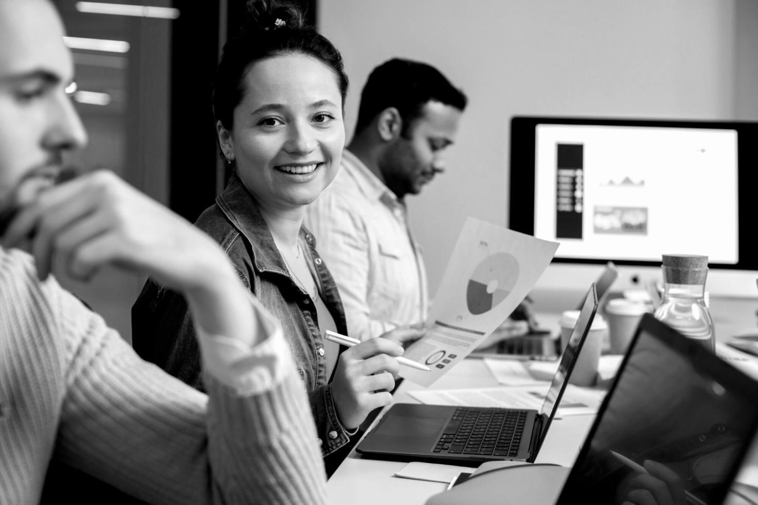 Historische Dokumente und Schreibutensilien auf einem Schreibtisch