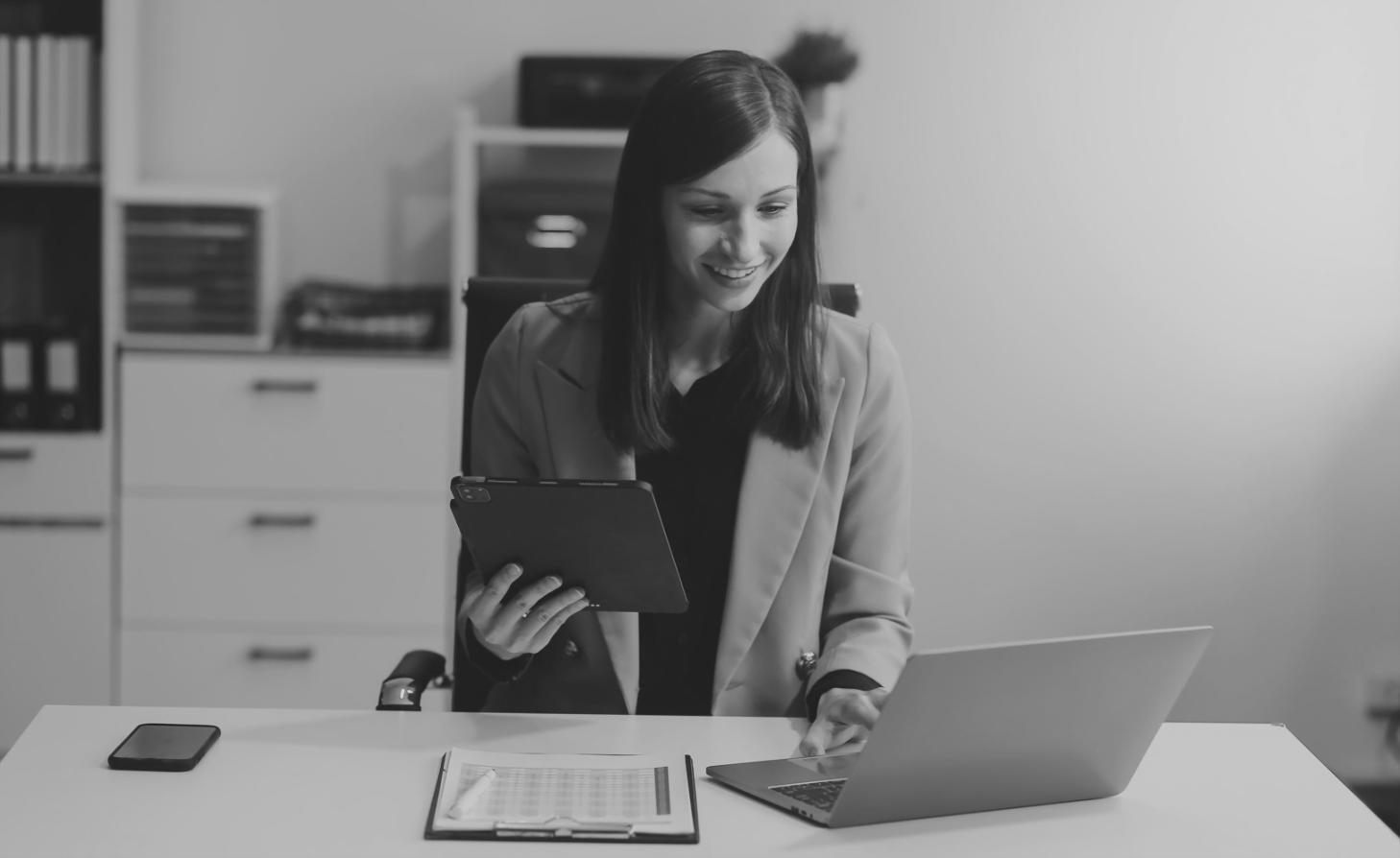 Gemütliche Bibliothek mit alten Büchern und warmem Licht